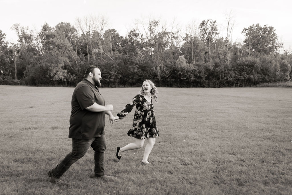 engagement-photos-height-difference-poses-fort-atkinson-wi 1
