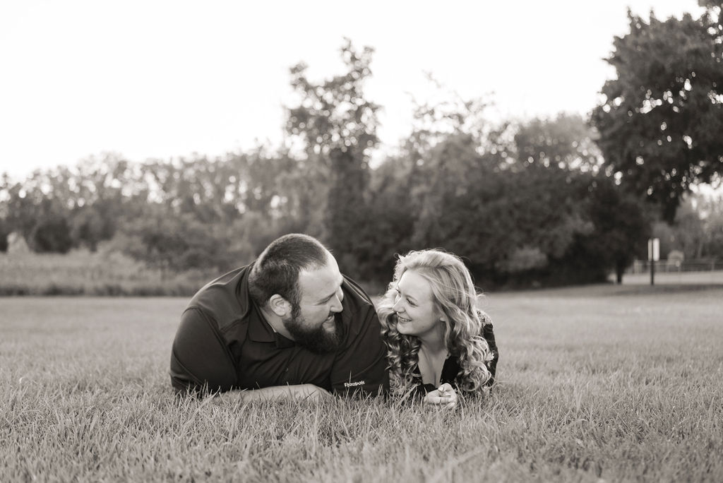engagement-photos-height-difference-poses-fort-atkinson-wi 4